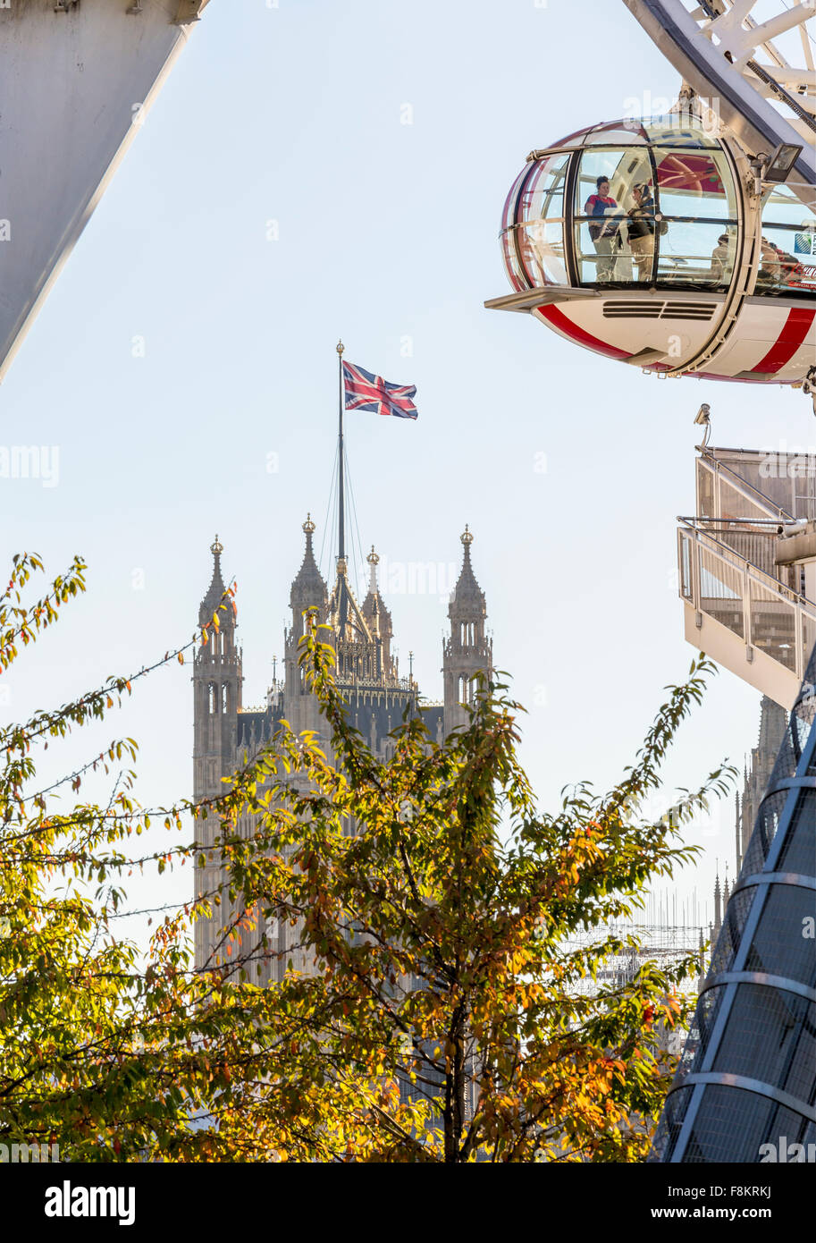 London Eye mit den Houses of Parliament hinter London, England, Vereinigtes Königreich Stockfoto