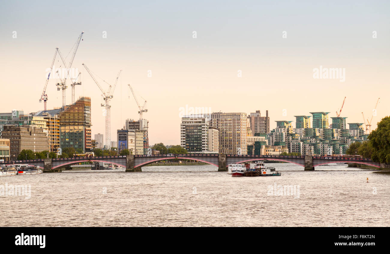 Nine Elms Sanierung und St George Wharf, London - 2015 Stockfoto