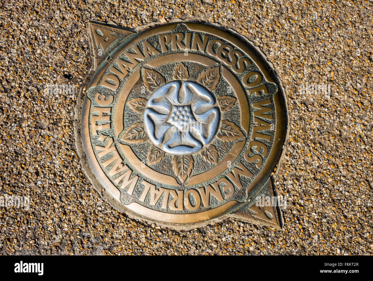 Bronze-Marker in Wanderweg für die Diana Princess of Wales Memorial Walk in Kensington Gardens, London Stockfoto