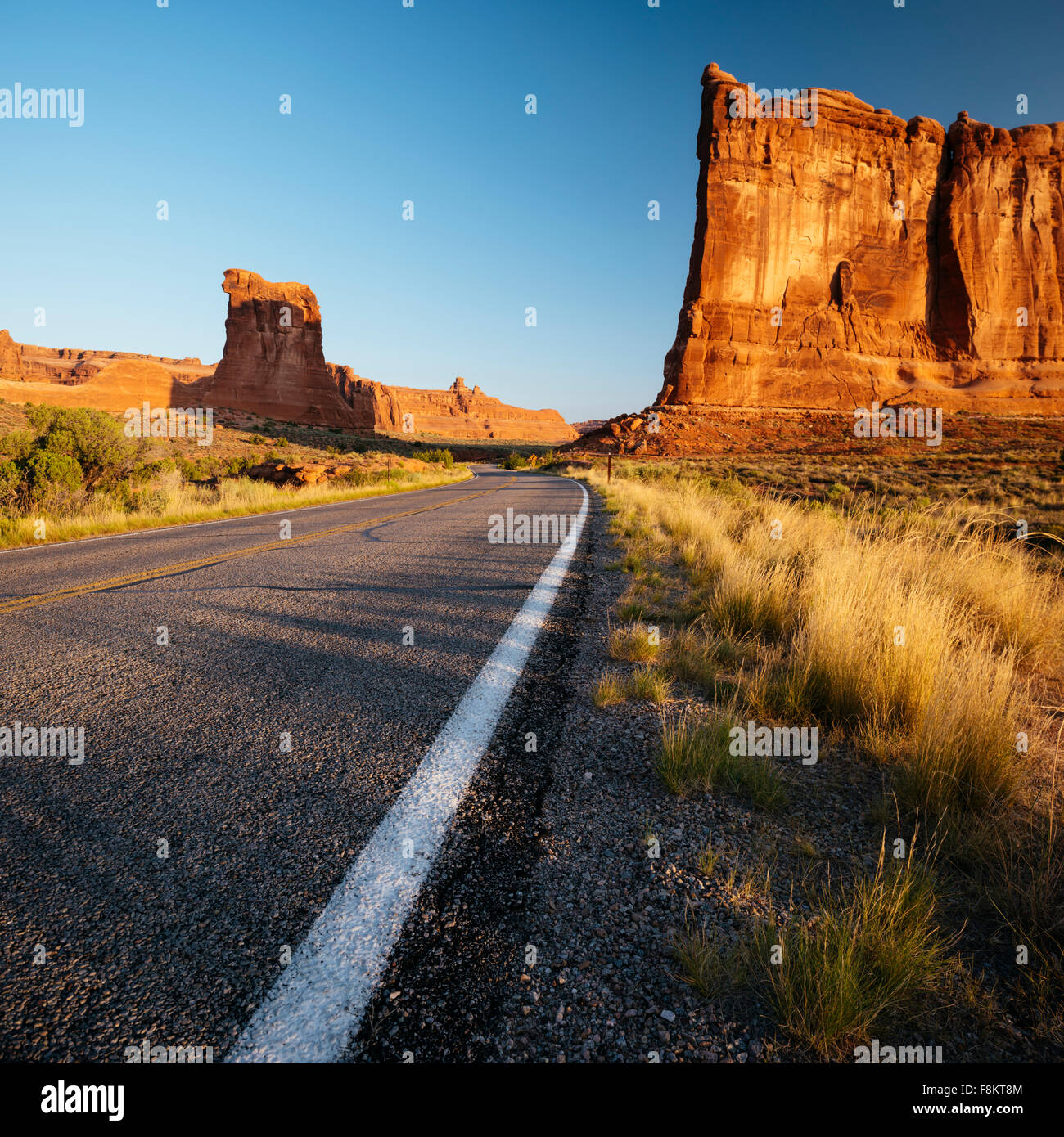 Courthouse Towers in der Morgendämmerung, Arches-Nationalpark, Utah, USA Stockfoto