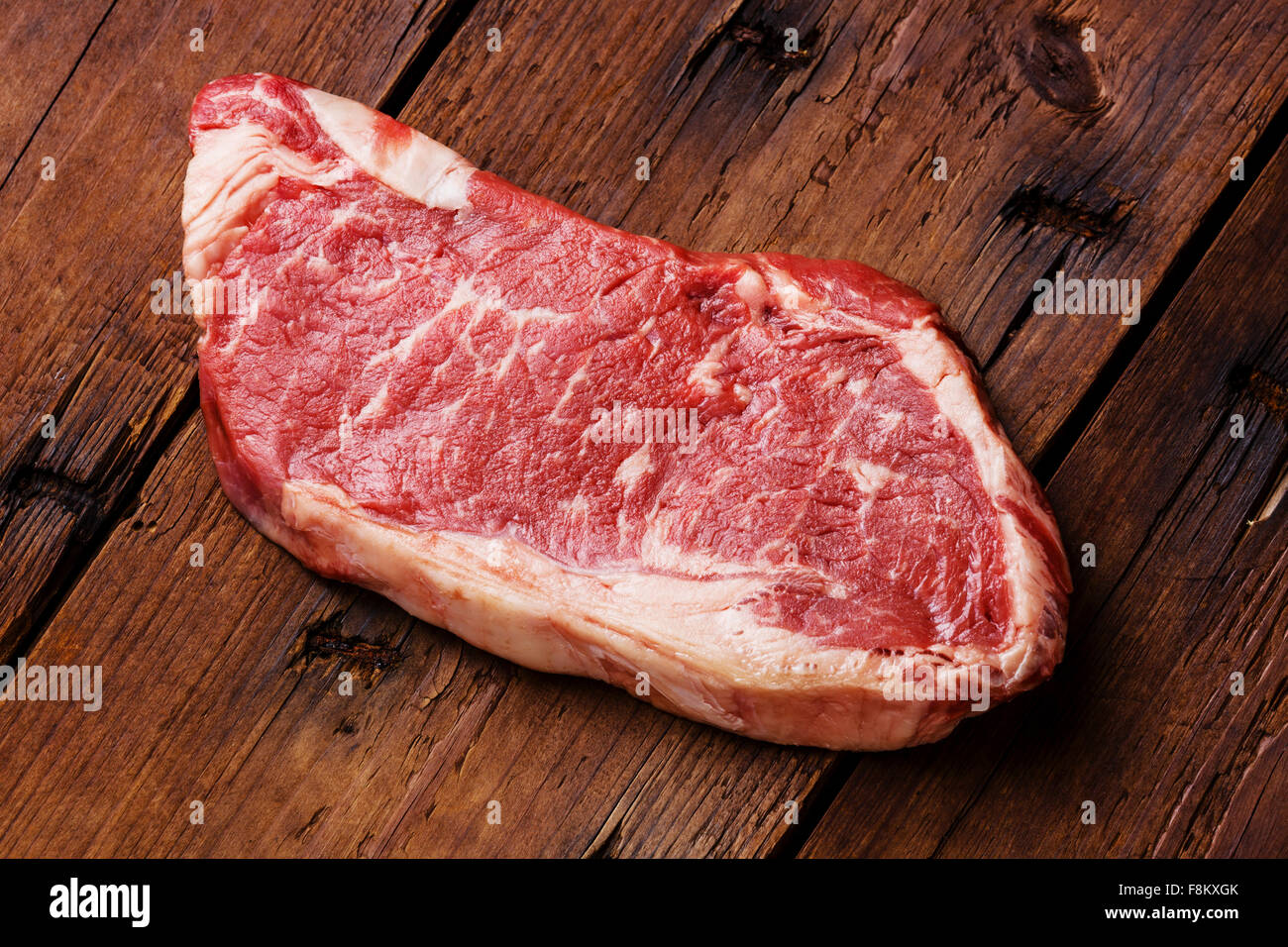 Rohes Frischfleisch Striploin Steak auf hölzernen Hintergrund Stockfoto