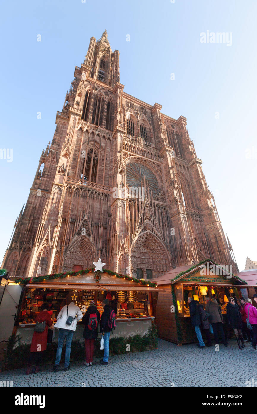 Straßburger Münster und Weihnachten Marktstände, Straßburg Frankreich Europa Stockfoto