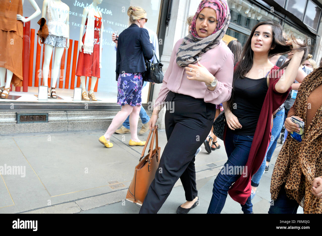 London, England, Vereinigtes Königreich. Junge muslimische Frau und einem Freund einkaufen Stockfoto