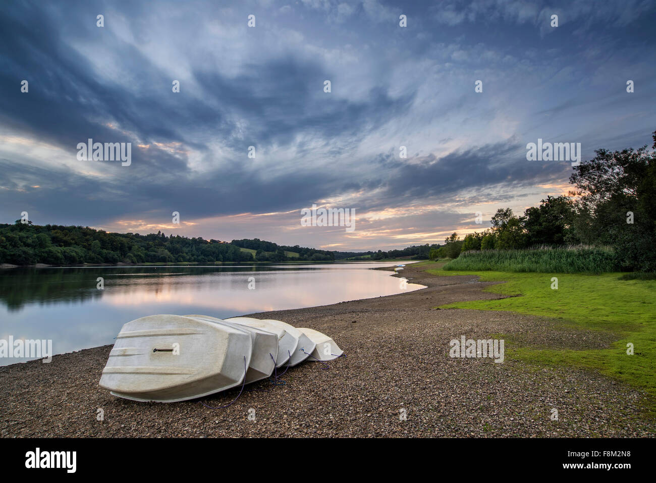 Sommer Sonnenuntergang über See Landschaft mit Freizeitboote am Ufer Stockfoto