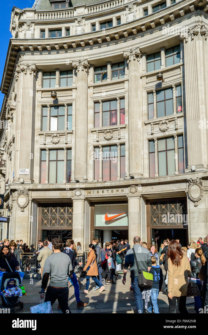 Die Nike Store Niketown am Oxford Circus viele Kaufer um Stockfotografie Alamy