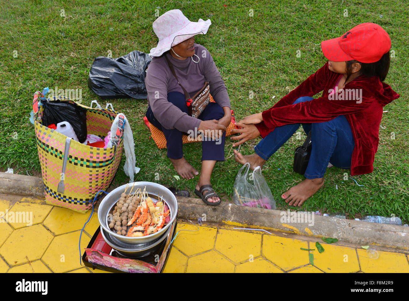 Frauen verkaufen Essen in Phnom Phen, Kambodscha Stockfoto