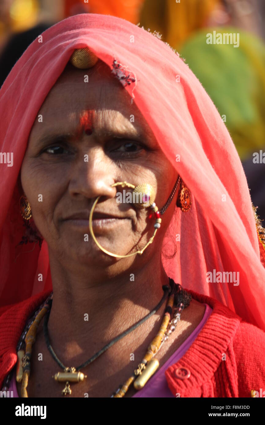 PUSHKAR Indien - 28 NOV: Senior Indianerin Porträt. Bild aufgenommen am 28. November 2012 in Pushkar Straße Stockfoto