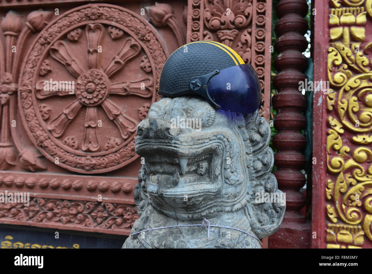 Helm auf eine chinesische Löwen, Phnom Phen, Kambodscha, Helm, Visier, Chinesisch, Drachen, Löwen, Kambodscha, Tempel Stockfoto