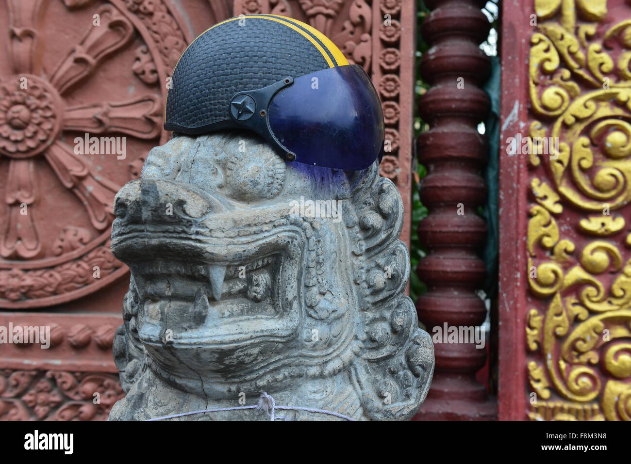 Helm auf einem chinesischen Löwen, Phnom Phen, Kambodscha Stockfoto