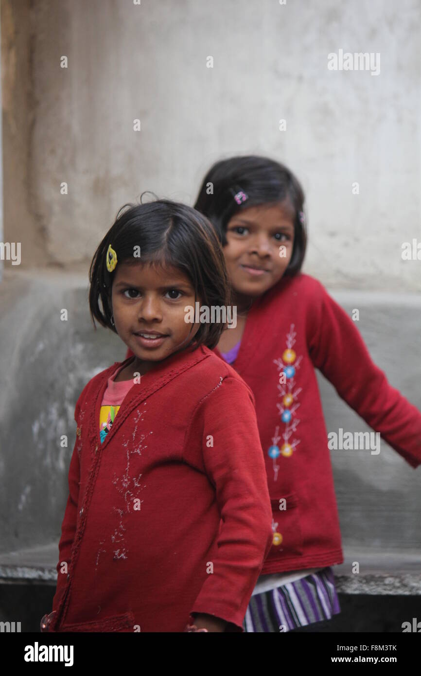 PUSHKAR, Indien - 28 NOV: Jungen indischen Schwestern. Zwei kleine Mädchen, gekleidet die gleiche Weise in die Kamera schaut am 28. November 2012 Stockfoto