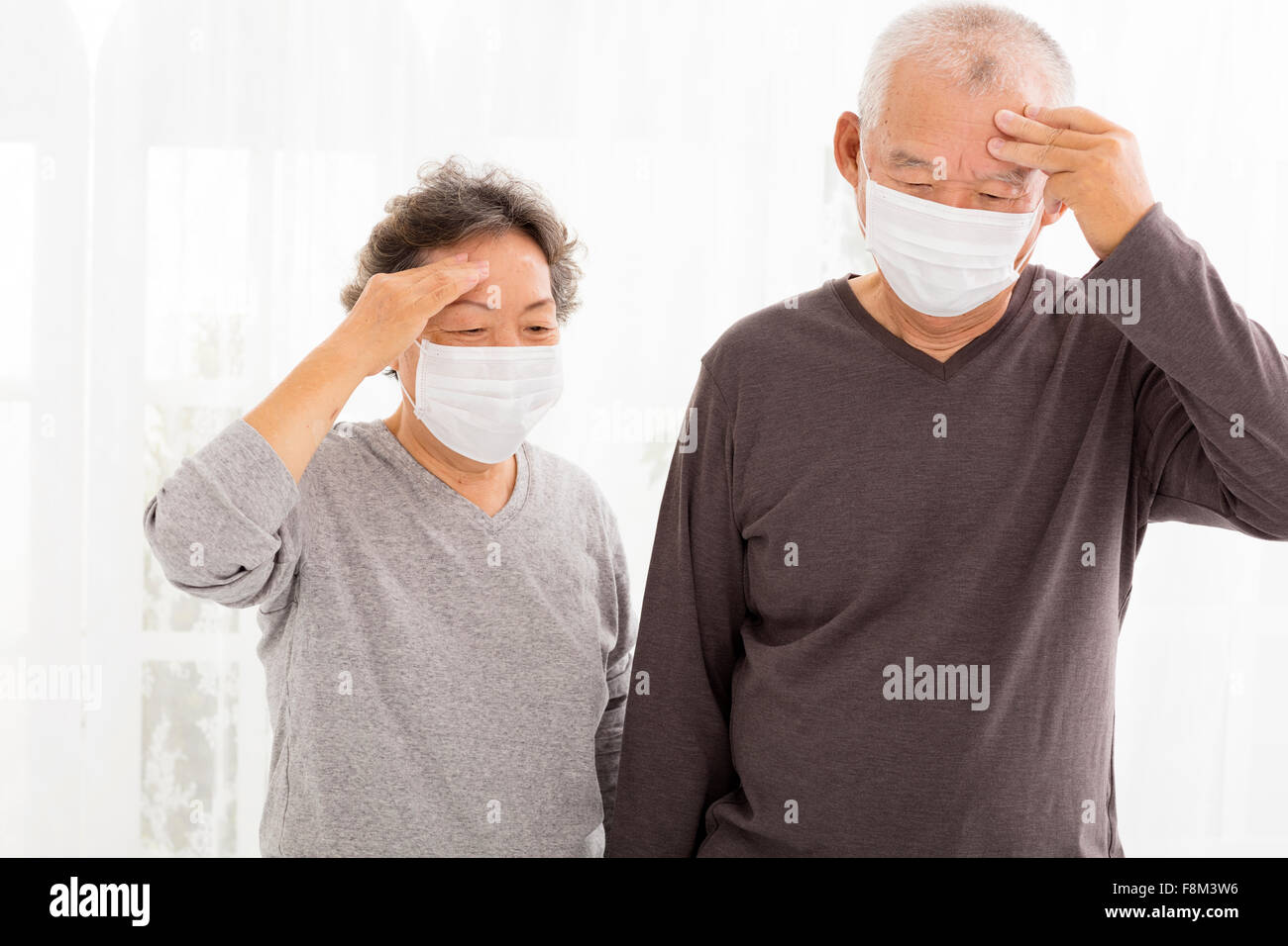 Älteres Paar mit schützenden Gesichtsmaske Stockfoto