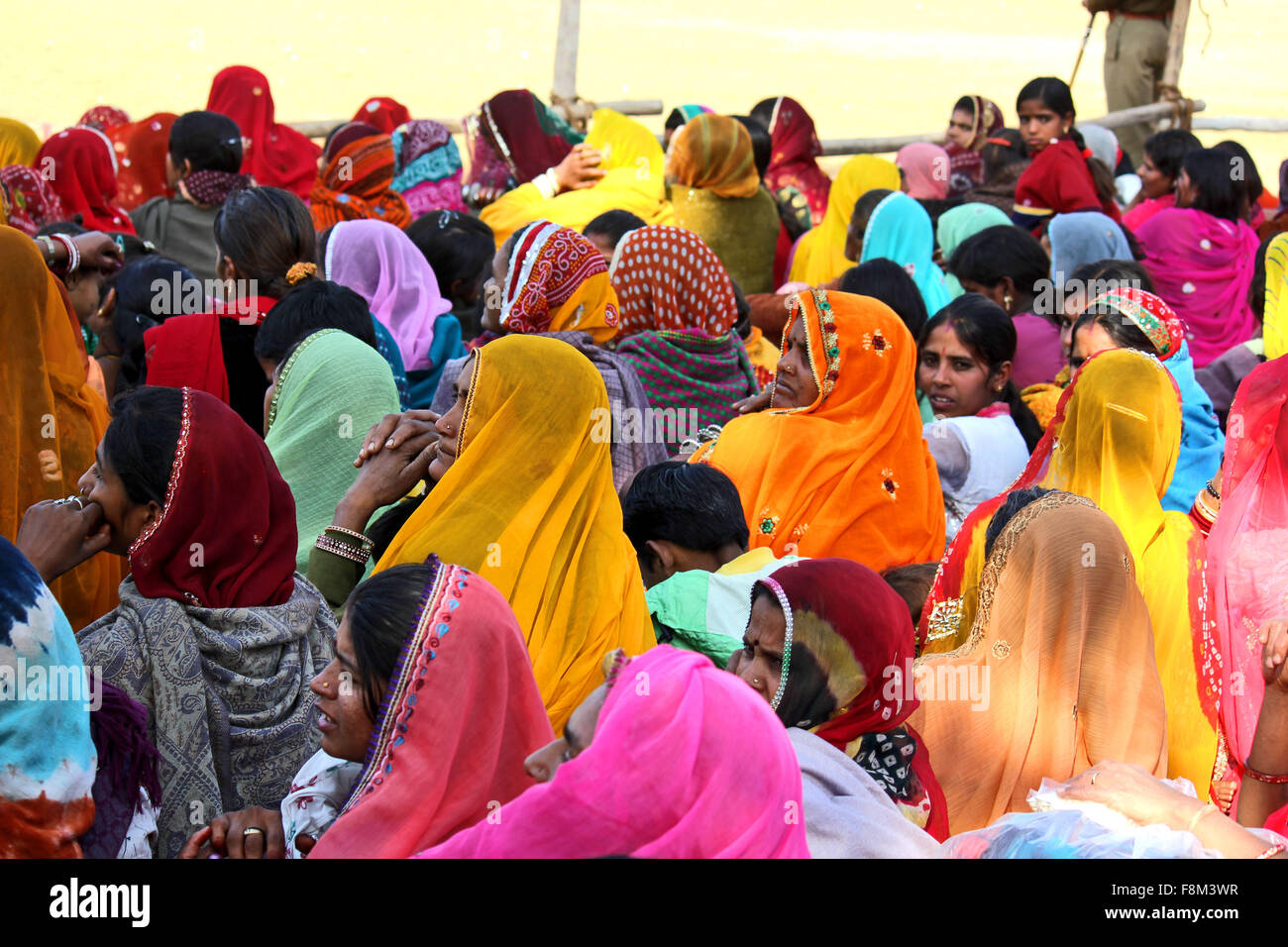 Pushkar, Indien, 28. November 2012: Menschenmenge in Pushkar fair, im indischen Rajasthan Zustand, wartet eine Ausstellung. Ma Stockfoto