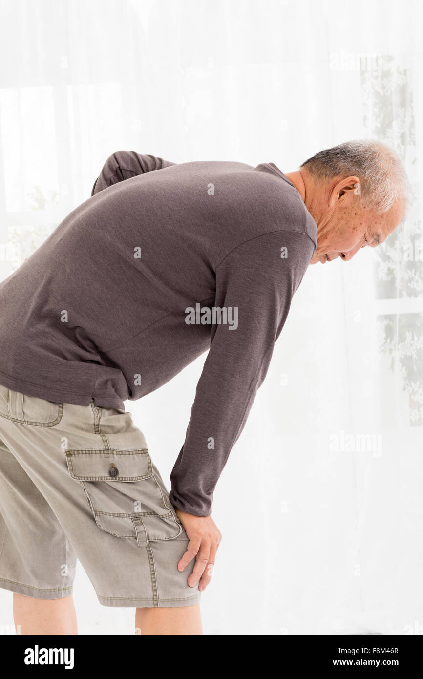 ältere Menschen mit Schmerzen im Knie Stockfoto