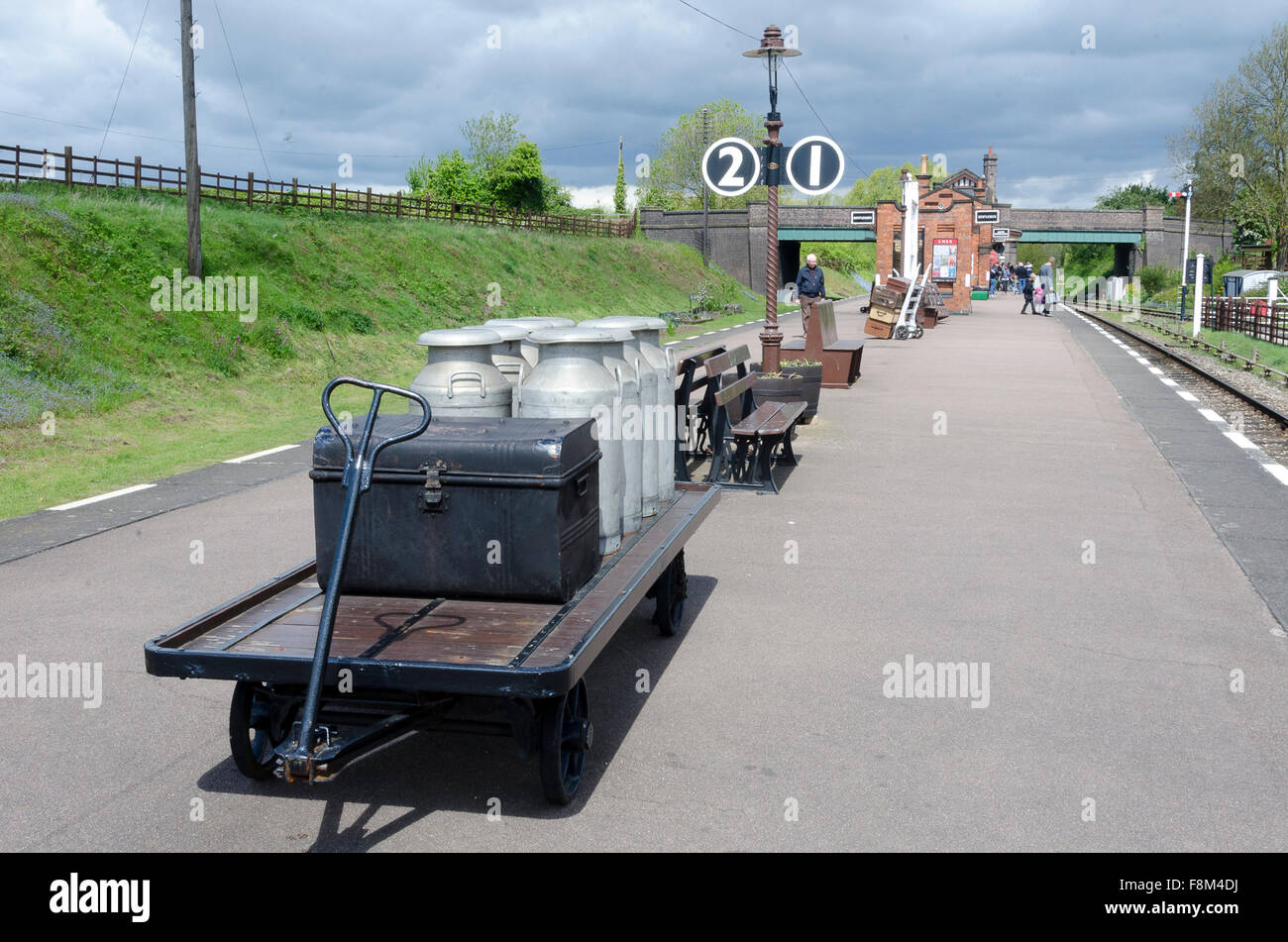 Gepäck und Fracht auf Wagen auf Plattform, Quorn und Woodhouse Station, Great Central Railway, Loughborough, Leicestershire, Stockfoto