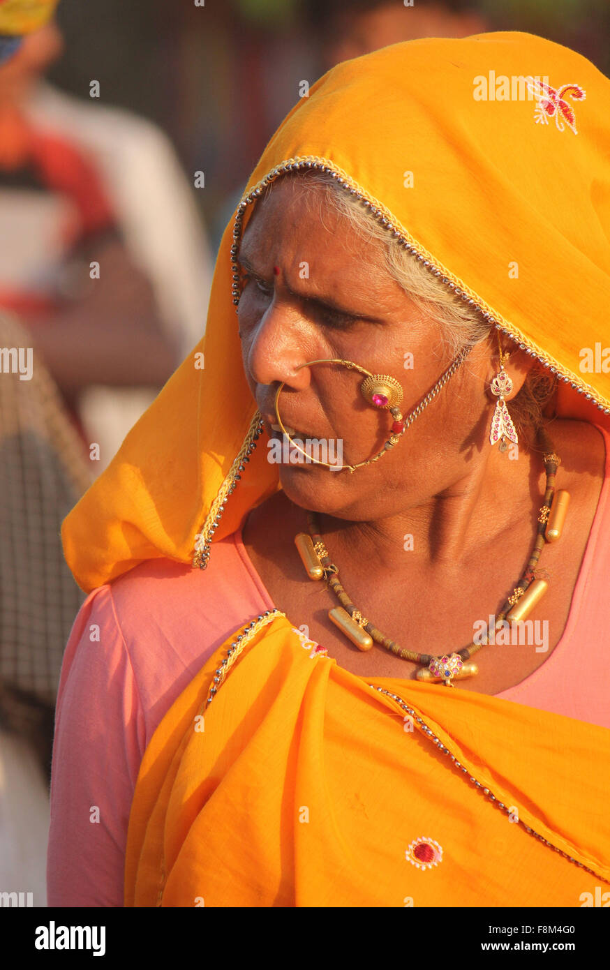 PUSHKAR, Indien - 28 NOV: Senior Indianerin mit gelben Schleier und eine große Nase Kreis wandern in Pushkar Fair im 28. November 2012 Stockfoto