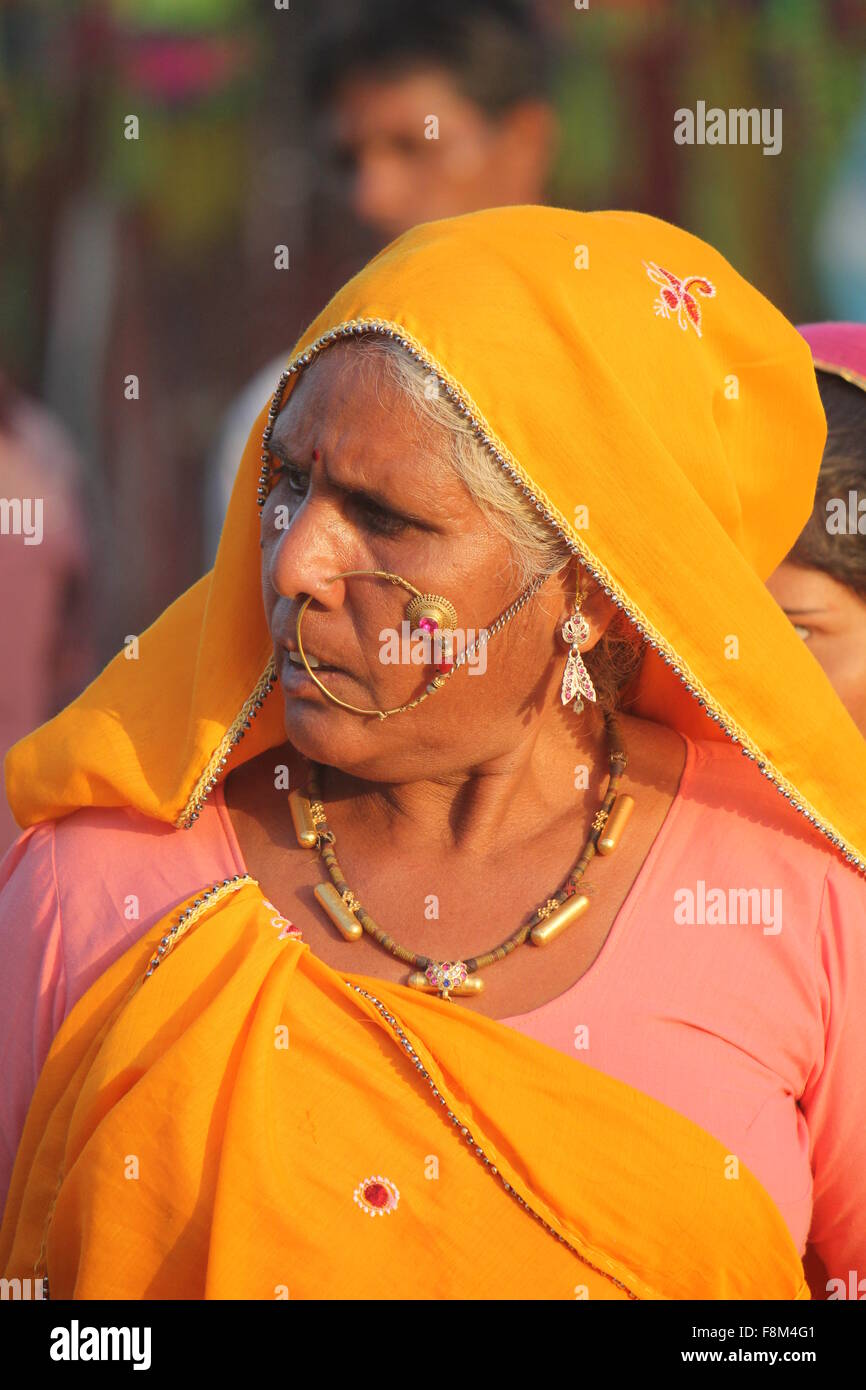 PUSHKAR, Indien - 28 NOV: Senior Indianerin mit gelben Schleier und eine große Nase Kreis wandern in Pushkar Fair im 28. November 2012 Stockfoto