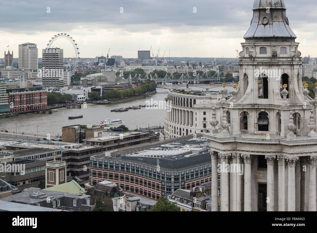 London Stadt Luftbild über Skyline mit dramatischer Himmel Stockfoto