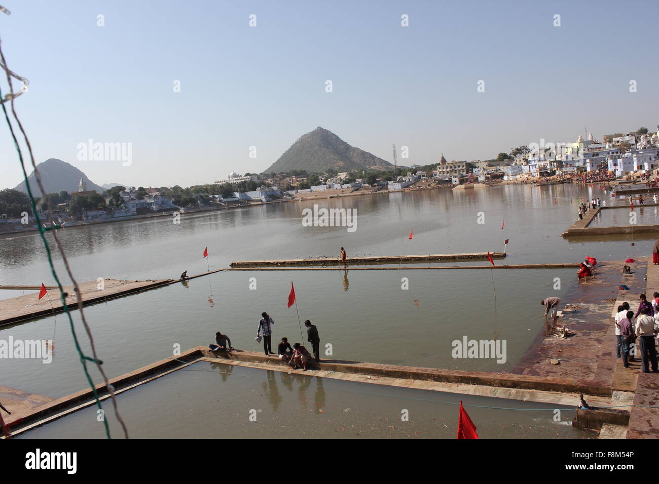 PUSHKAR, Indien - 29 Nov.: Ansicht der Pushkar-See durch Gebäude. Es ist ein heiliger See von der Hindus.Image aufgenommen am November 29 2 Stockfoto