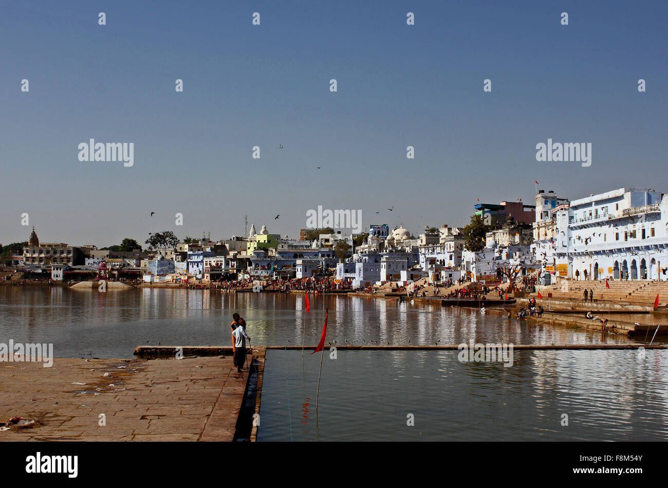PUSHKAR, Indien - 29 Nov.: Ansicht der Pushkar-See durch Gebäude. Es ist ein heiliger See von der Hindus.Image aufgenommen am November 29 2 Stockfoto