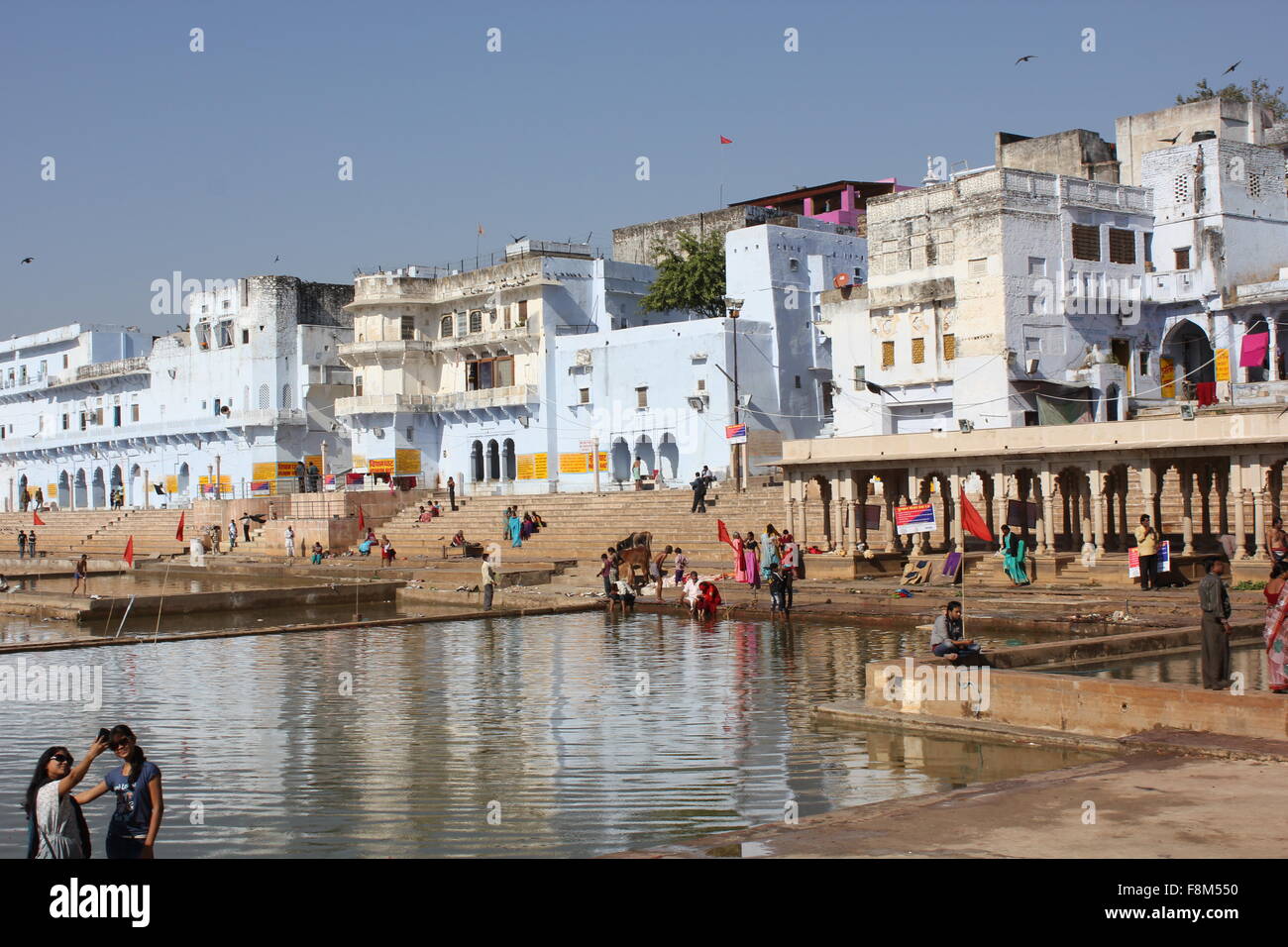 PUSHKAR, Indien - 29 Nov.: Ansicht der Pushkar-See durch Gebäude. Es ist ein heiliger See von der Hindus.Image aufgenommen am November 29 2 Stockfoto