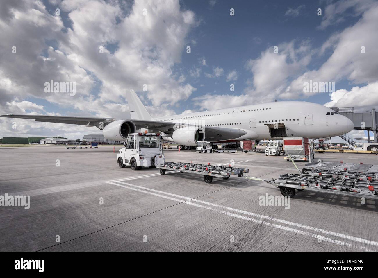 Bodenpersonal laden A380-Flugzeuge am Flughafen Stockfoto