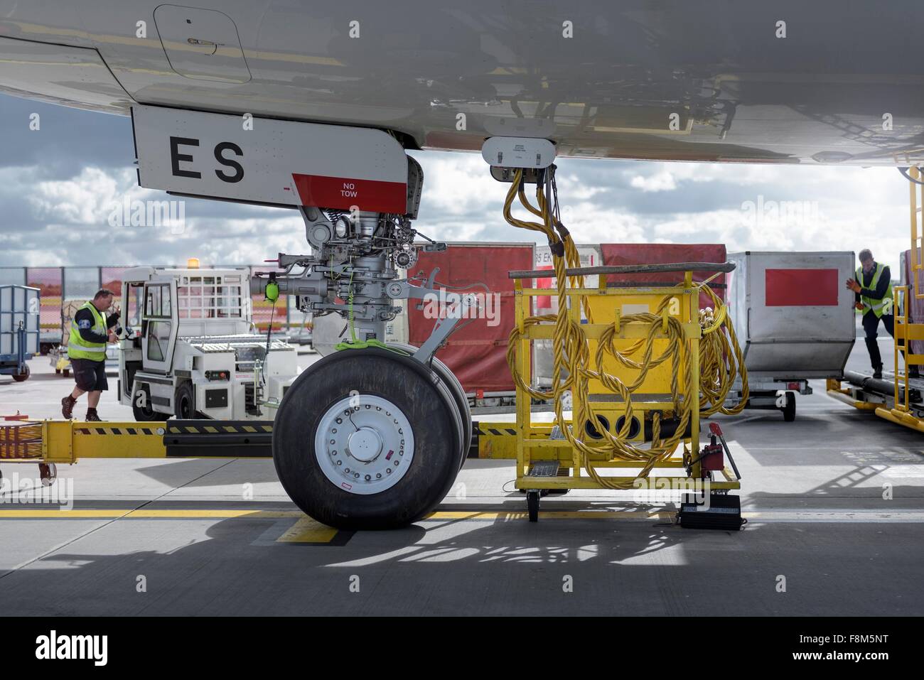 Bodenpersonal laden Gepäck in den A380-Flugzeuge Stockfoto
