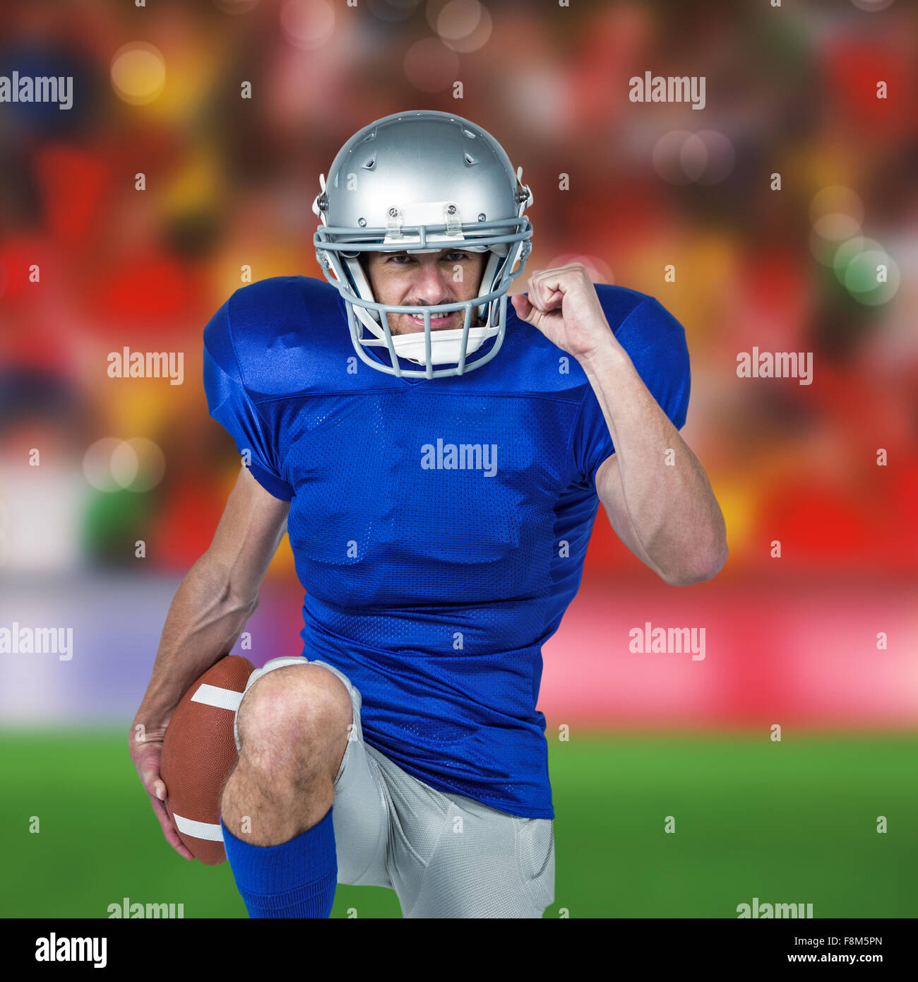 Zusammengesetztes Bild des american Football-Spieler stehen auf einem Bein mit gedrückter Kugel Stockfoto