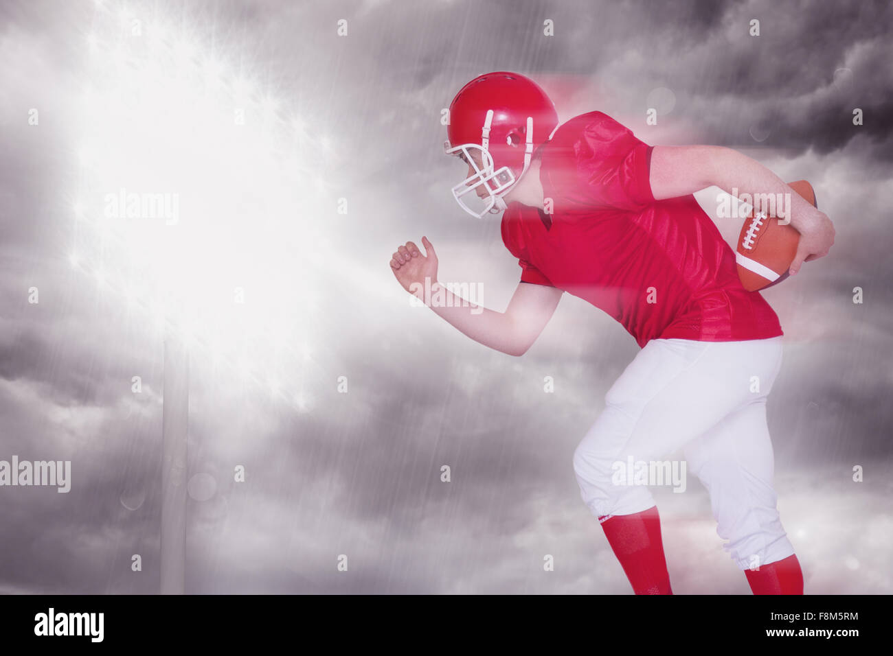 Zusammengesetztes Bild der amerikanischen Football-Spieler läuft mit dem ball Stockfoto