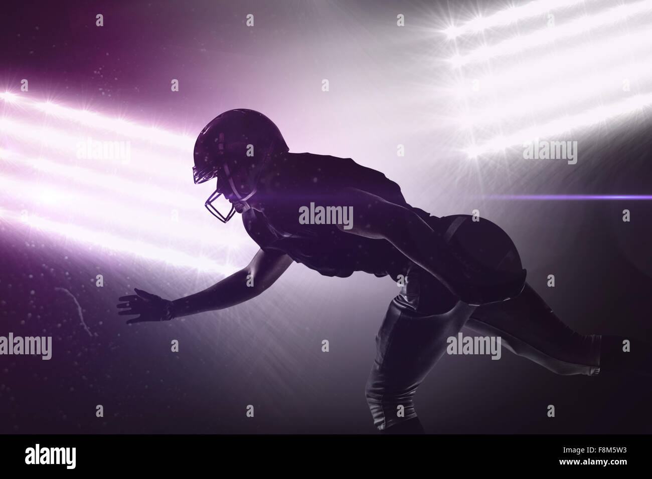 Zusammengesetztes Bild von Silhouette american Footballspieler springen Stockfoto