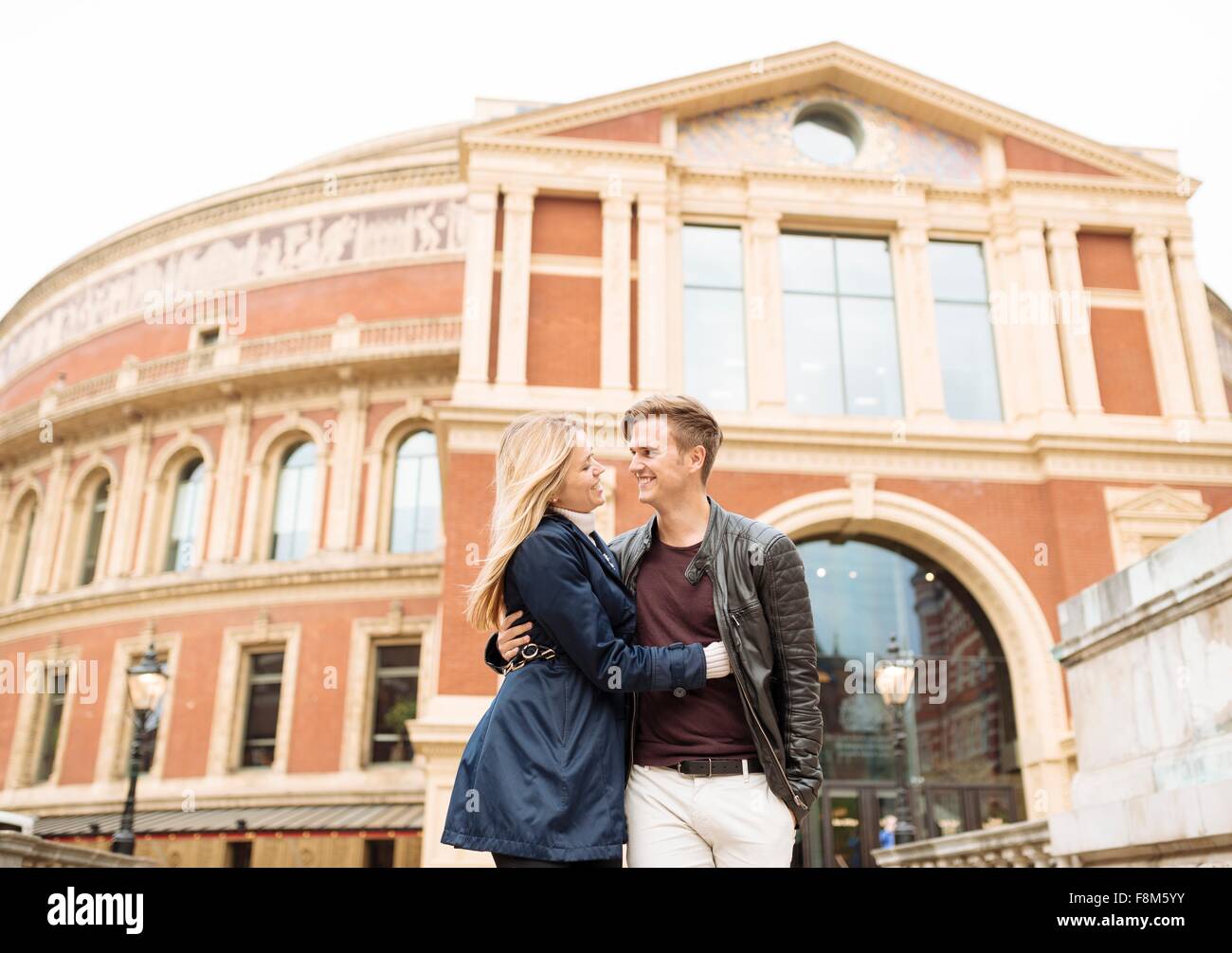 Romantische Pärchen flanieren außerhalb Albert Hall, London, England, UK Stockfoto