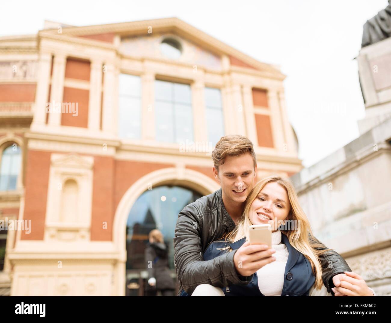 Junges Paar unter Smartphone Selfie außerhalb Albert Hall, London, England, UK Stockfoto