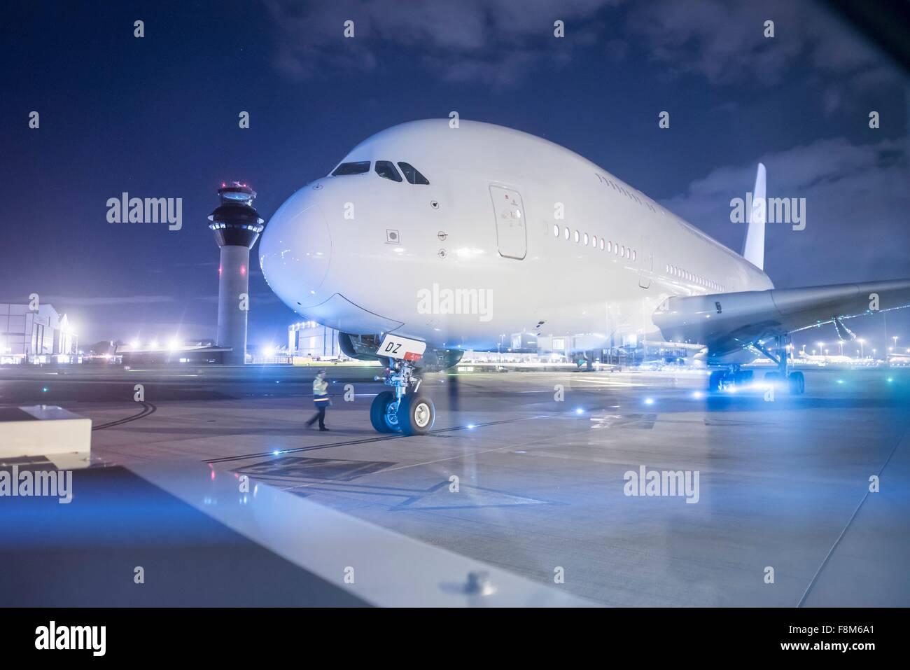 Ingenieur, Kommunikation mit Pilot des A380 auf der Piste in der Nacht Stockfoto
