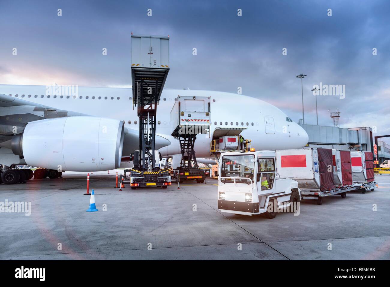 Bodenpersonal laden A380-Flugzeuge am Flughafen Stockfoto