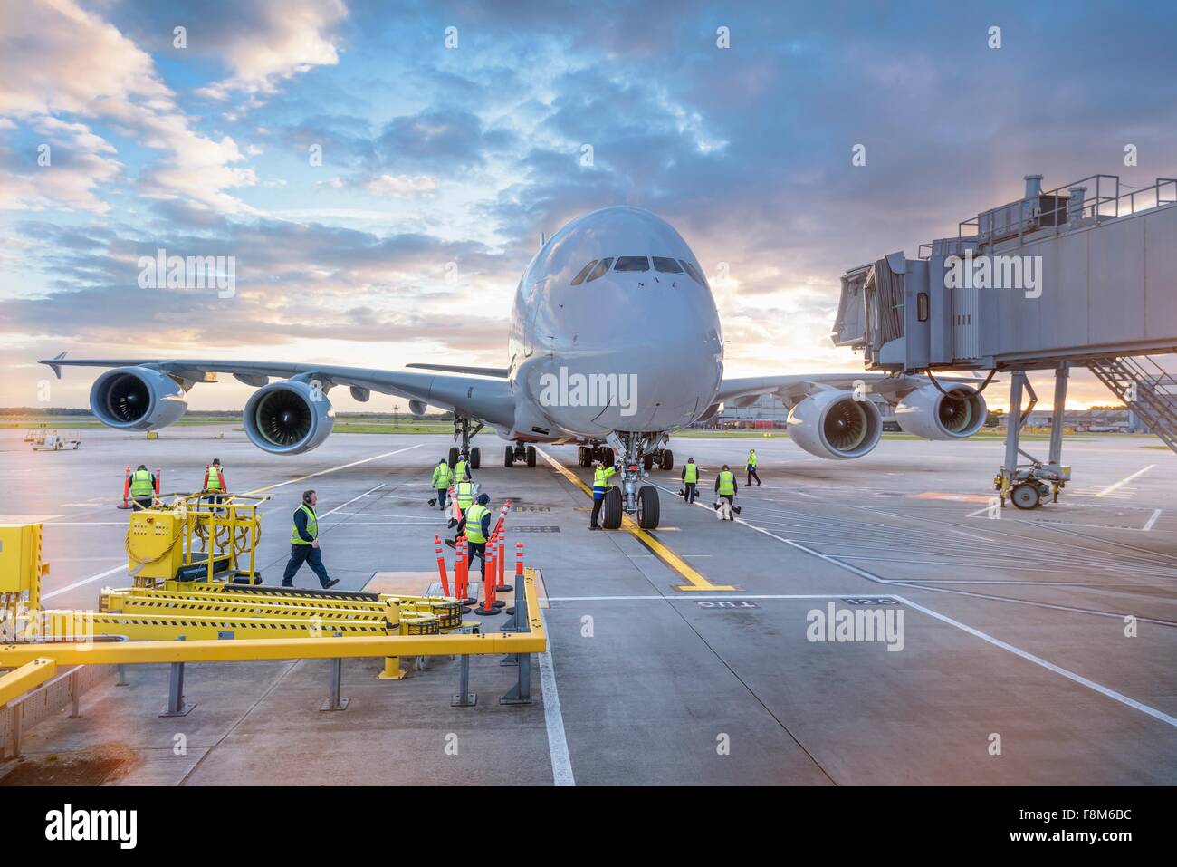 Bodenpersonal zu A380-Flugzeuge am Flughafen Stockfoto