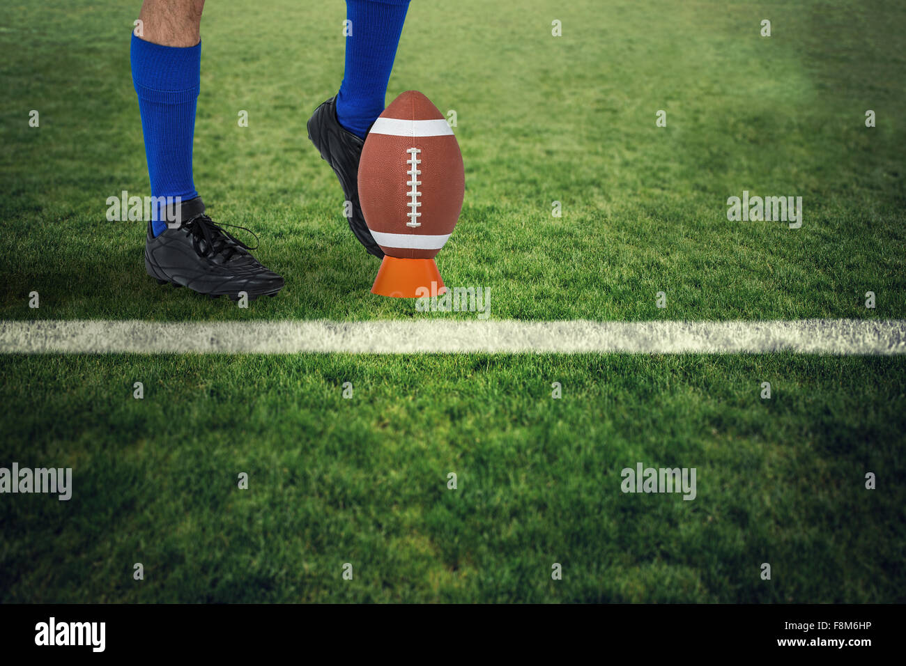 Zusammengesetztes Bild der amerikanischen Football-Spieler treten ball Stockfoto