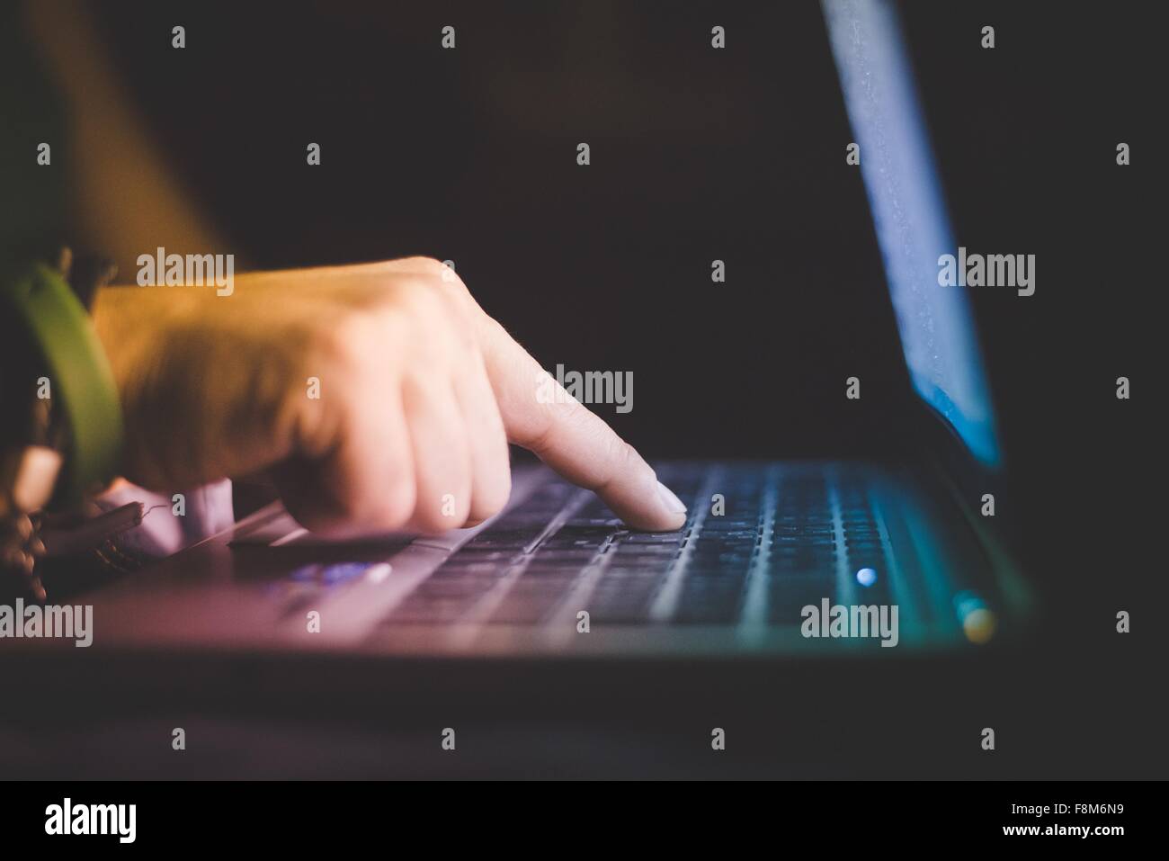 Seitenansicht der Hand Tippen auf Laptop-Computer-Tastatur Stockfoto
