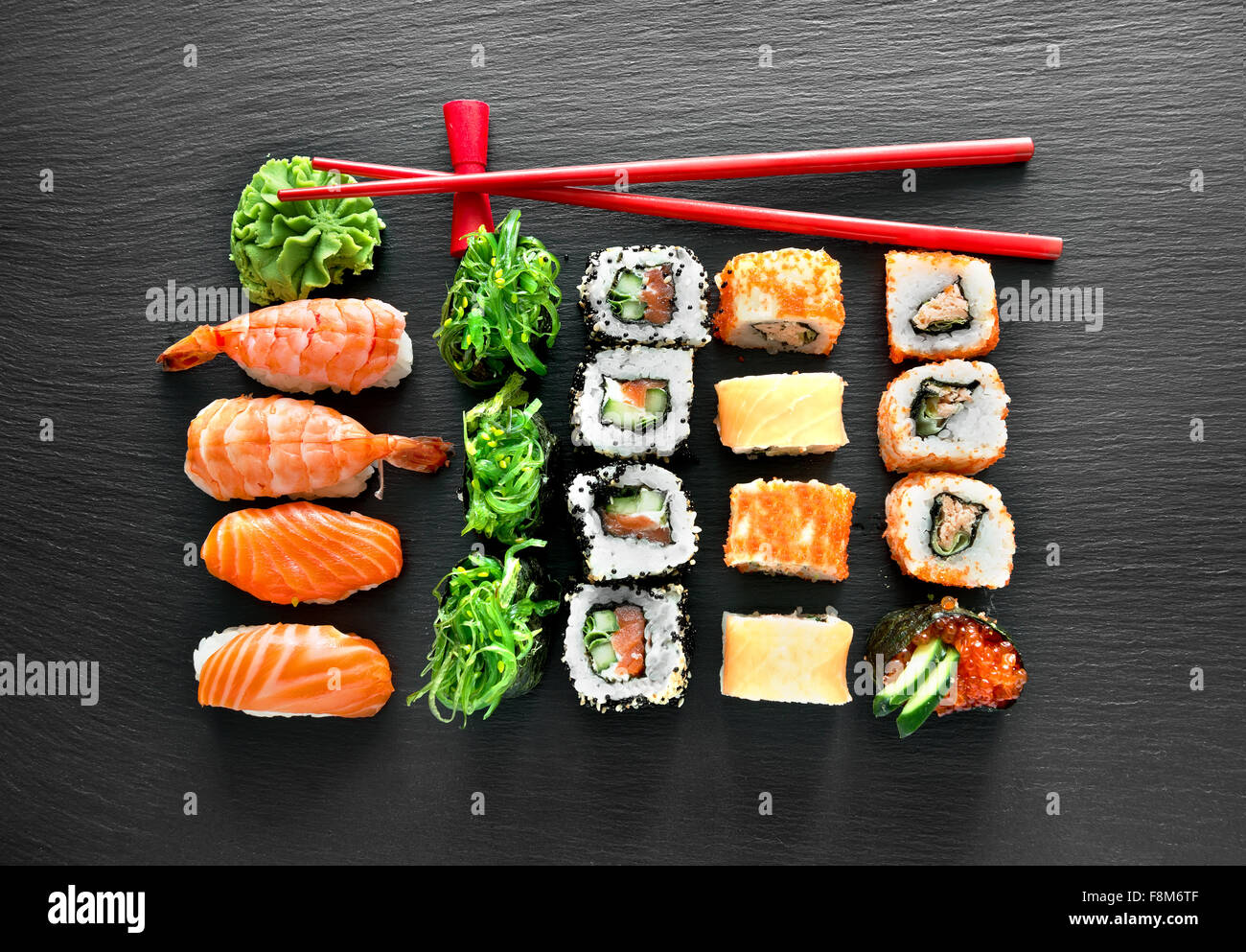 Sushi Set und Stäbchen auf ein Schiefer Tisch Stockfoto