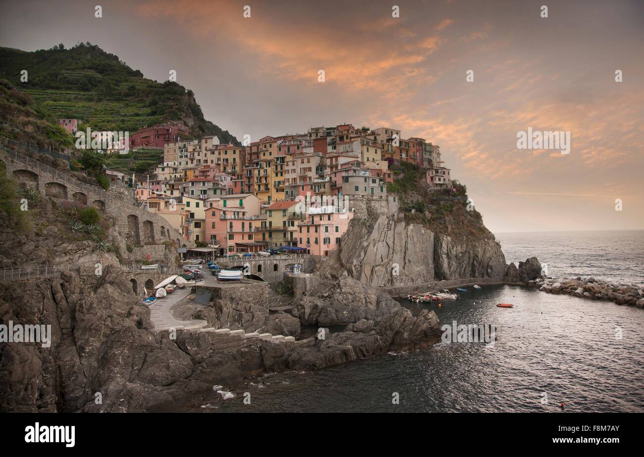 Erhöhten Blick auf Dorf Manarola und Mittelmeer, Cinque Terre, Italien Stockfoto