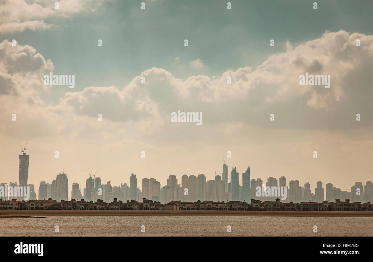 Skyline von Dubai und Villen der Palmeninsel Jumeirah, Dubai, Vereinigte Arabische Emirate Stockfoto