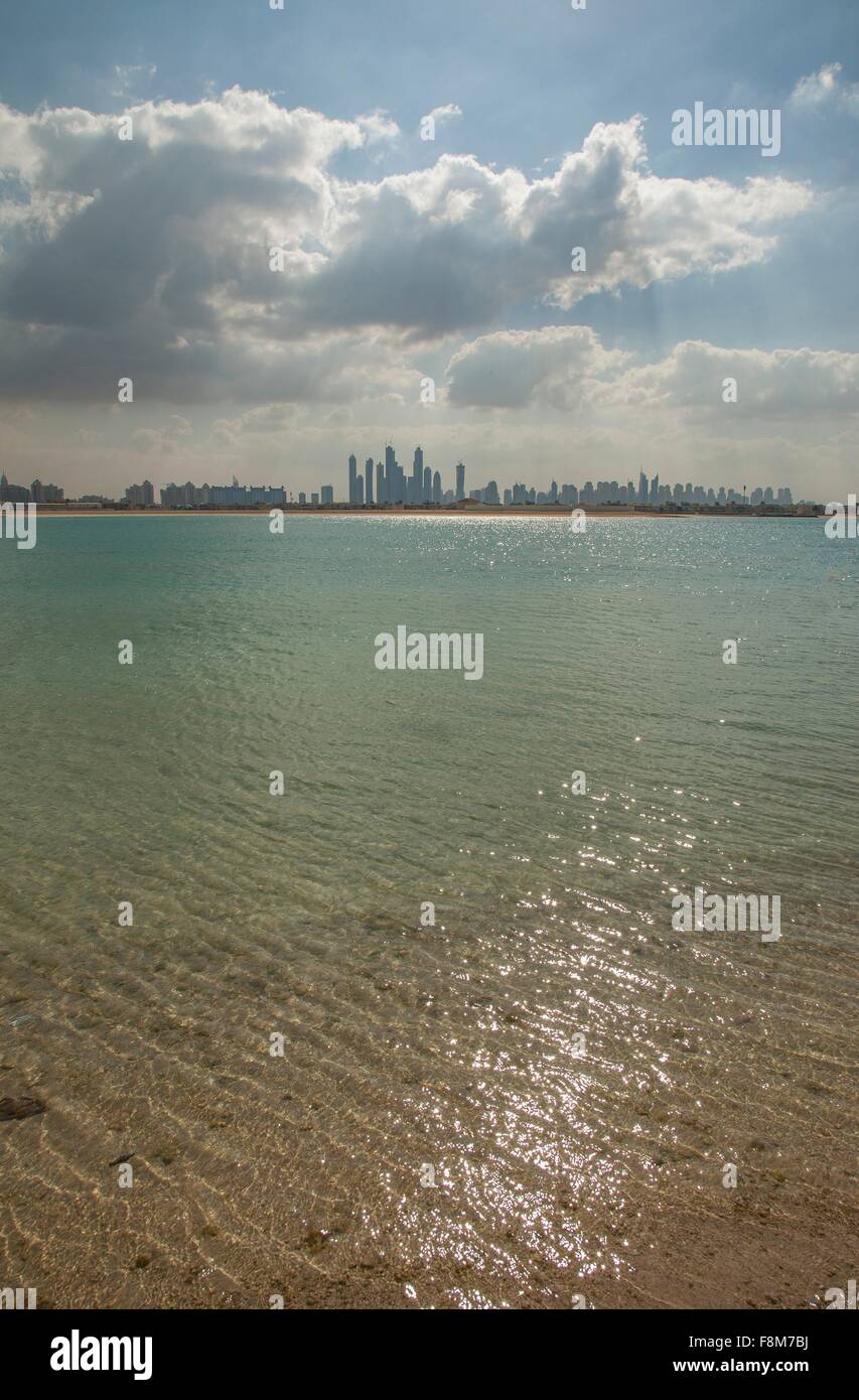 Villen von Palm Jumeira Island vor Skyline, Dubai, Vereinigte Arabische Emirate Stockfoto