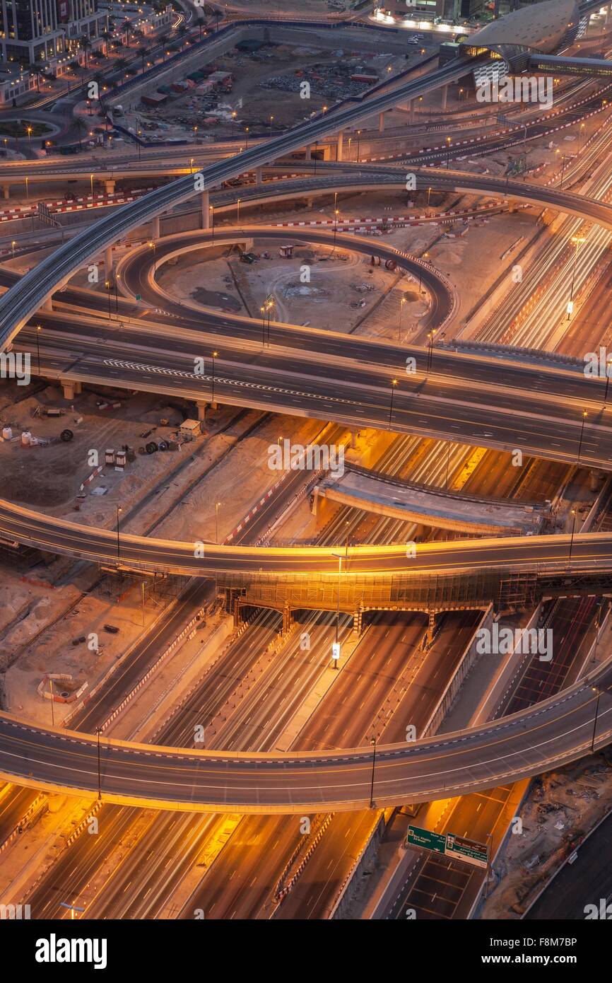 Stadtautobahnen und Überführungen in der Nacht, Downtown Dubai, Vereinigte Arabische Emirate Stockfoto