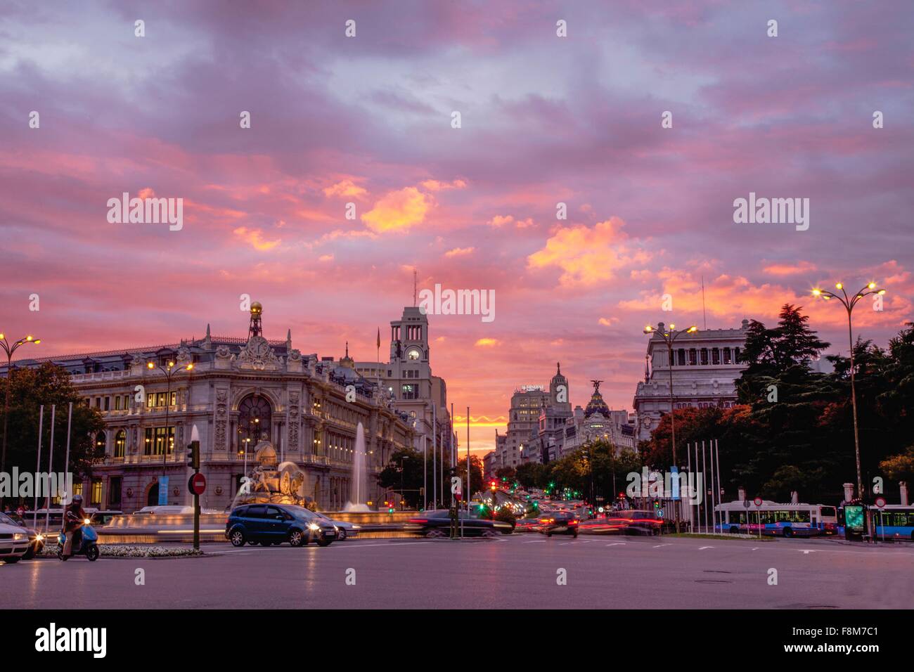 Stadtbild und Verkehr mit rosa Sonnenuntergang, Madrid, Spanien Stockfoto