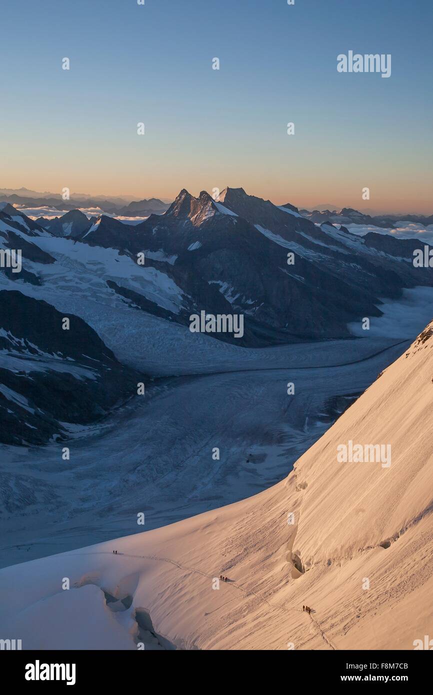 Erhöhten Blick auf die Schweizer Alpen Jungfrau bei Sonnenaufgang, Kanton Bern, Schweiz Stockfoto