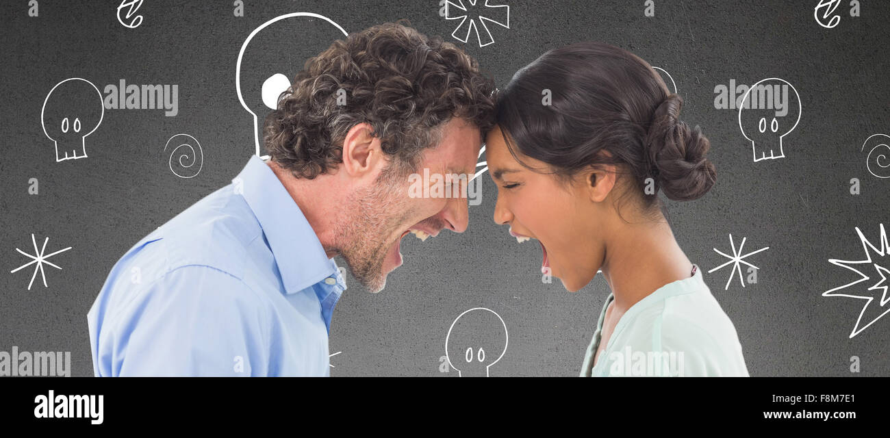 Zusammengesetztes Bild von wütenden Geschäftsleuten schreien sich gegenseitig auf weißem Hintergrund Stockfoto