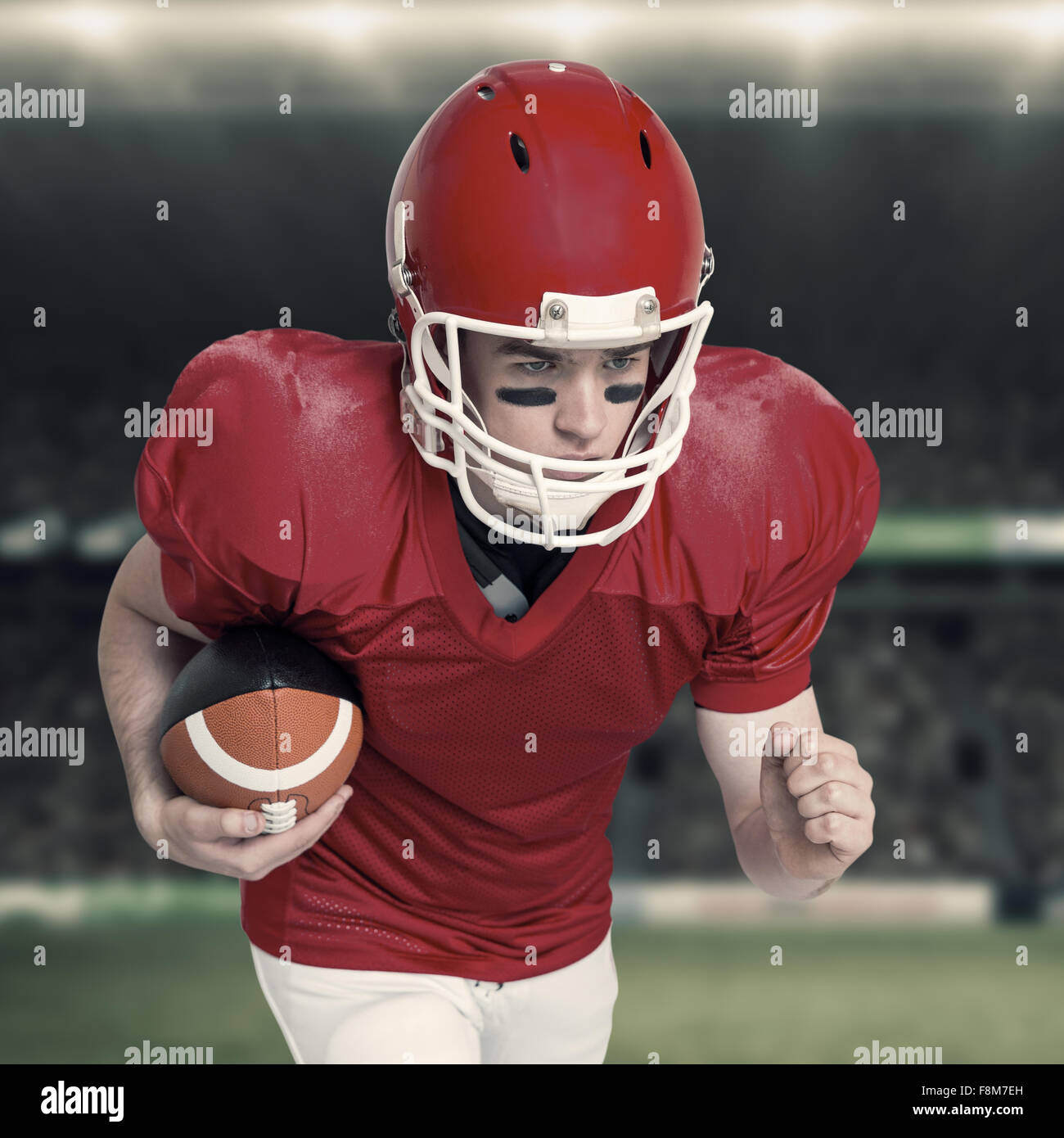 Zusammengesetztes Bild der amerikanischen Football-Spieler läuft mit dem ball Stockfoto