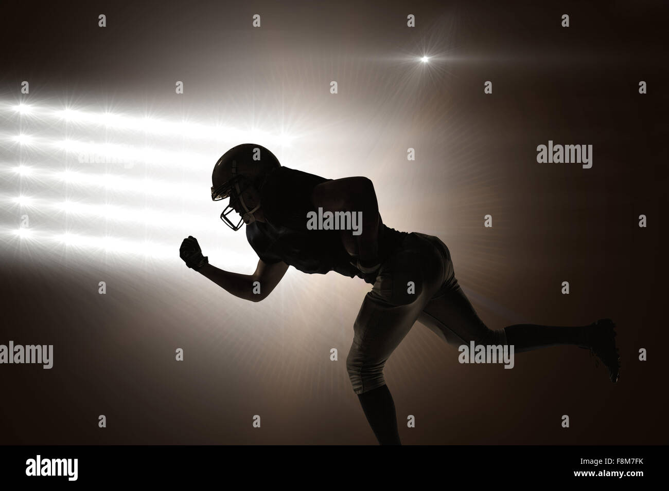 Zusammengesetztes Bild von Silhouette american Footballspieler laufen Stockfoto