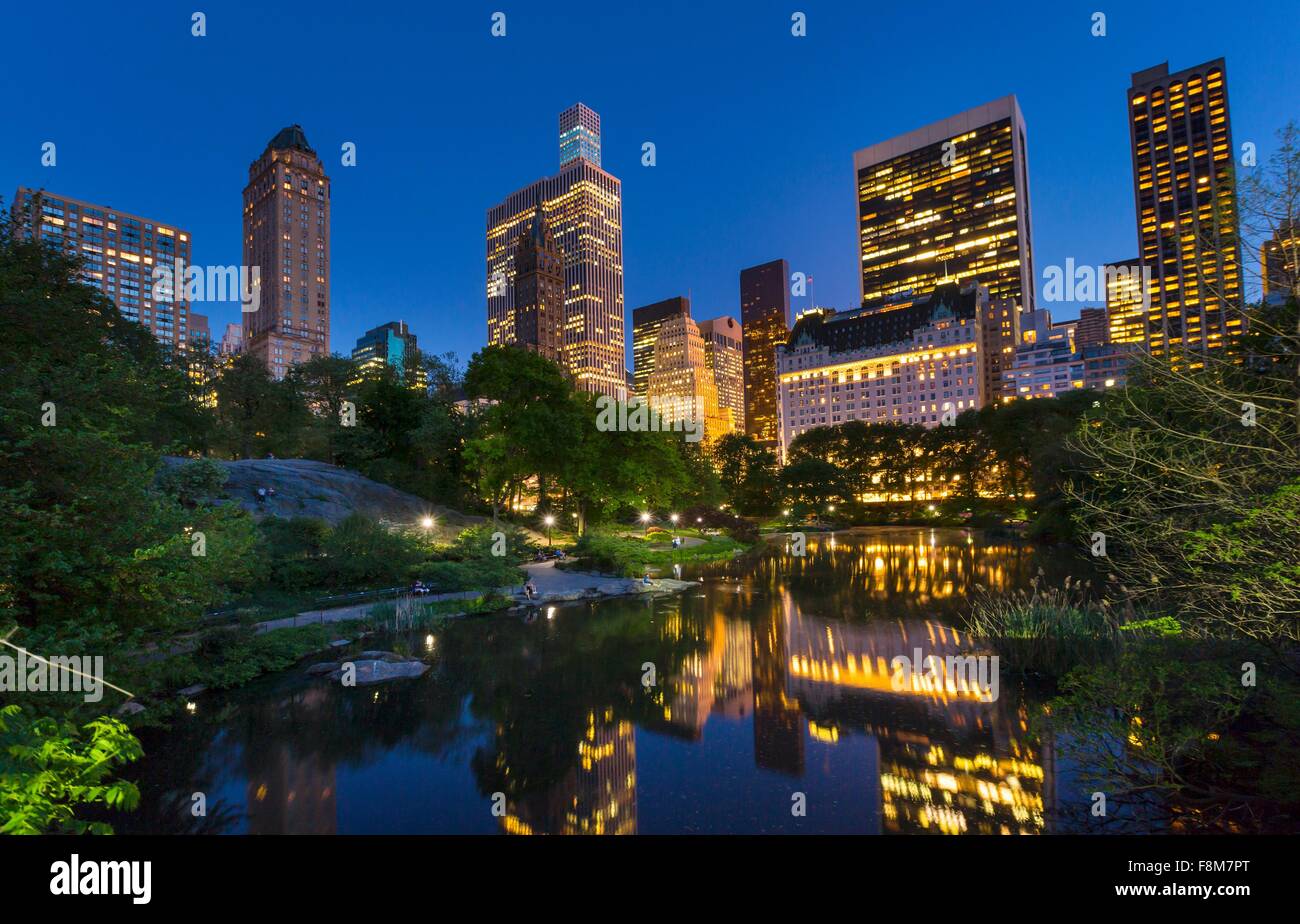 Skyline im Spiegelung See im Central Park in der Nacht, New York, USA Stockfoto