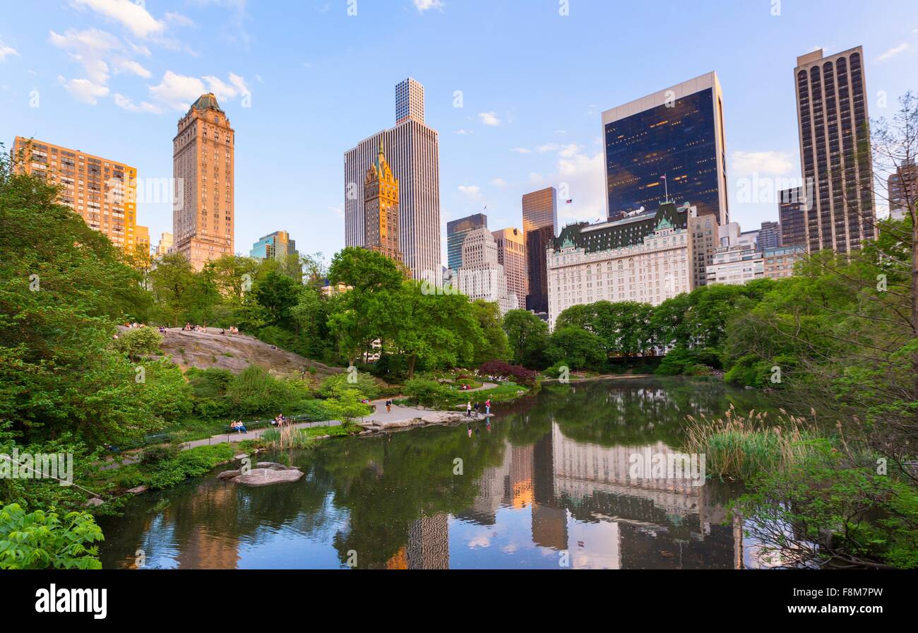 Skyline im Spiegelung See im Central Park, New York, USA Stockfoto