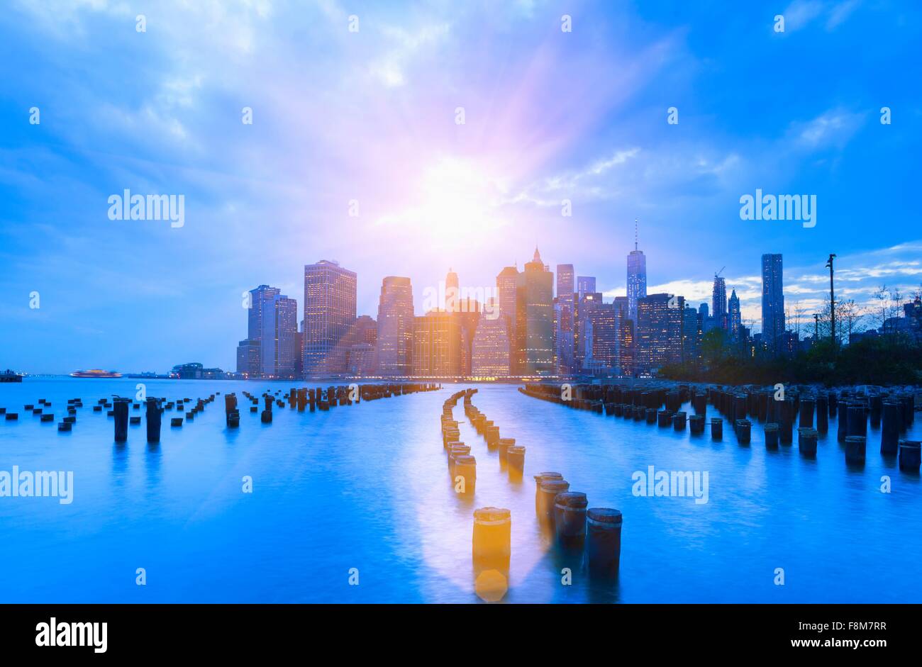 Skyline von Manhattan Finanzviertel und One World Trade Center bei Sonnenuntergang, New York, USA Stockfoto