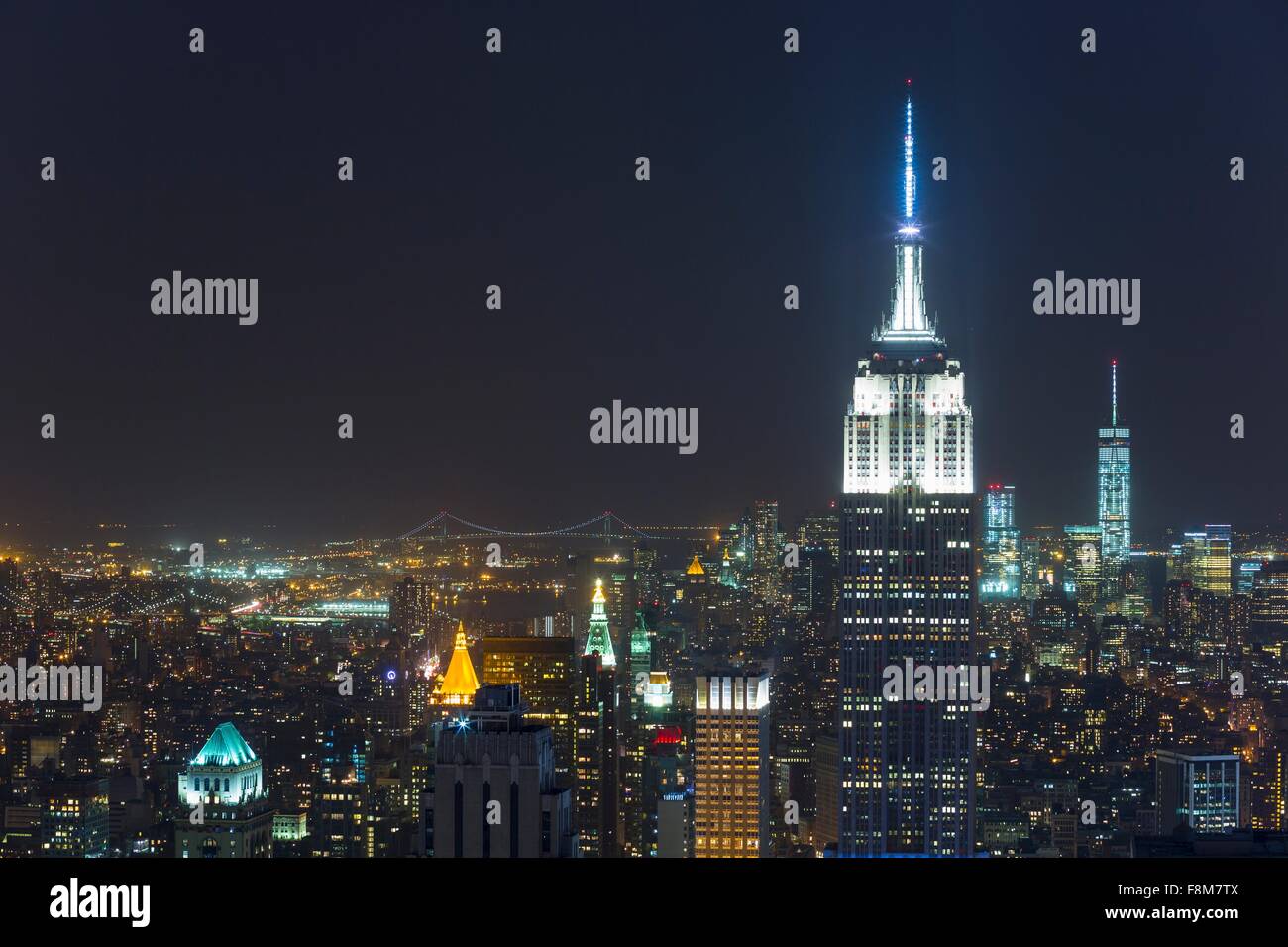 Hohen Winkel Stadtbild von Midtown Manhattan und das Empire State Building bei Nacht, New York, USA Stockfoto